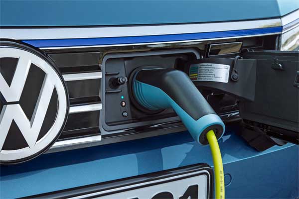 Volkswagen Passat GTE hibrid hajtású autó töltés közben