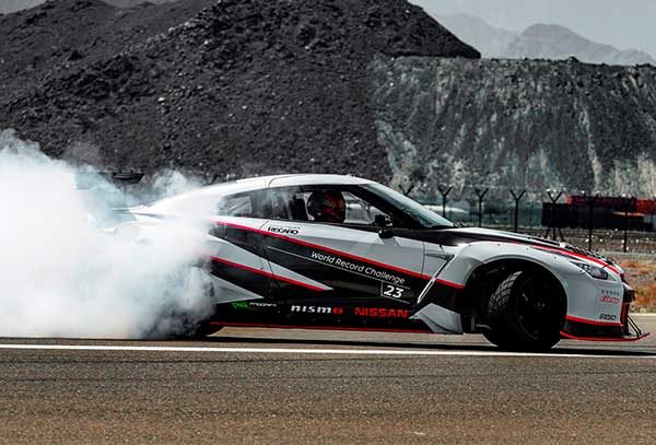 Füstölnek a gumik az új Guinness Drift sebességi világrekord alkalmával