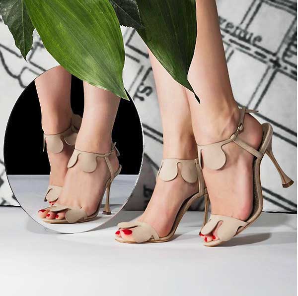 Manolo Blahnik világhírű spanyol cipőtervező életmű-kiállítása Prágában
