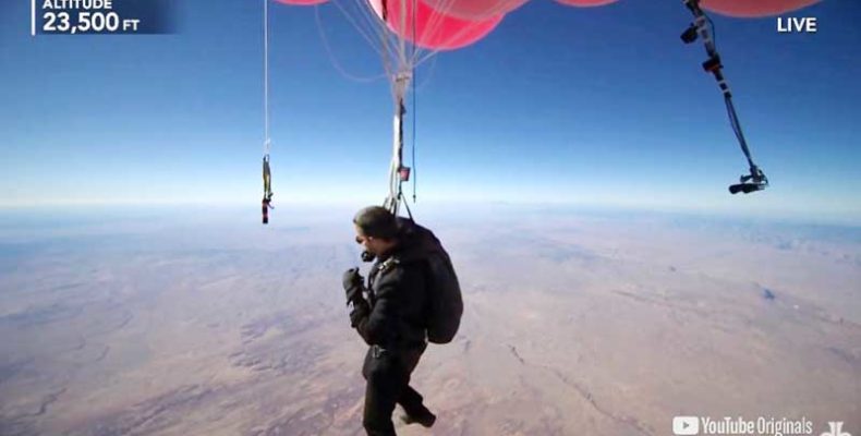 Csaknem 7600 méterig emelkedett David Blaine óriási színes léggömbökkel